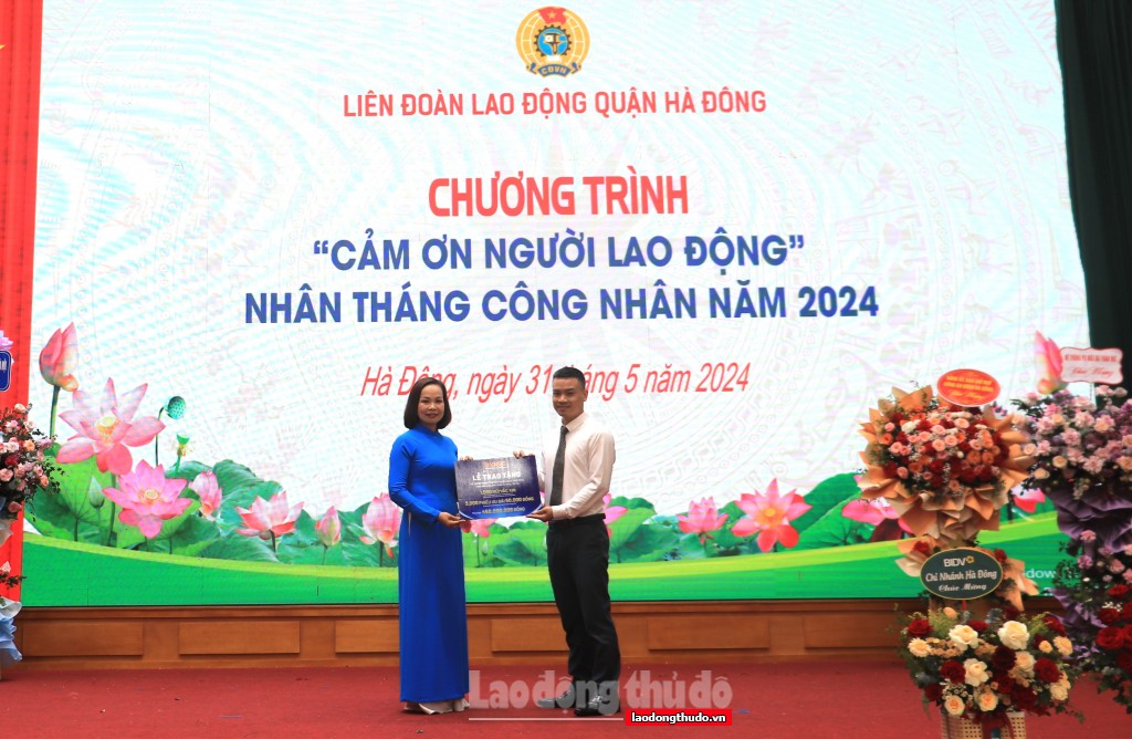 LĐLĐ quận Hà Đông: Tặng hàng nghìn phần quà “Cảm ơn người lao động”