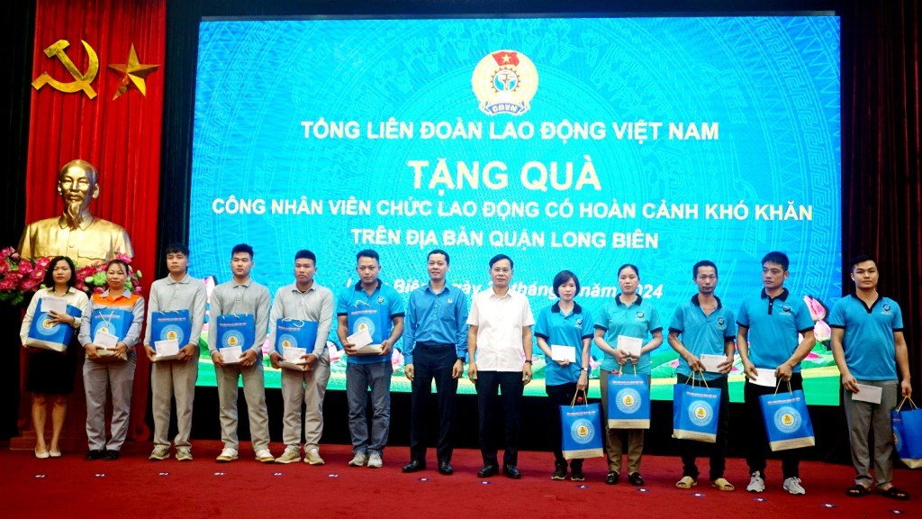 Tổng LĐLĐ Việt Nam tặng quà tới đoàn viên, công nhân lao động quận Long Biên