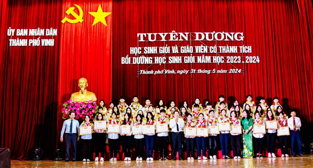 Thành phố Vinh tuyên dương giáo viên và học sinh đạt thành tích cao