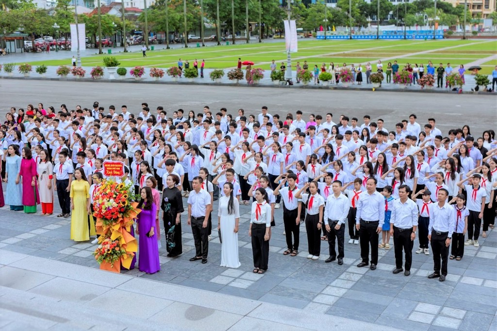 Thành phố Vinh tuyên dương giáo viên và học sinh đạt thành tích cao