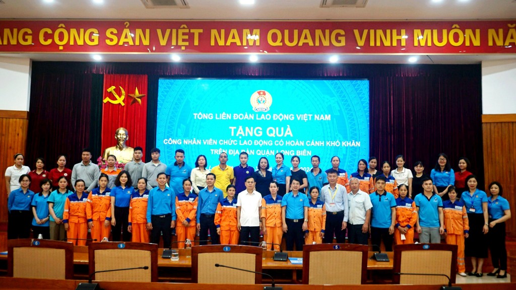 Lãnh đạo Tổng LĐLĐ Việt Nam thăm, tặng quà đoàn viên Công đoàn quận Long Biên