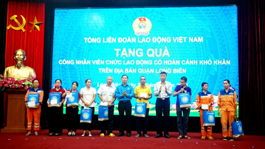 Lãnh đạo Tổng LĐLĐ Việt Nam thăm, tặng quà đoàn viên Công đoàn quận Long Biên