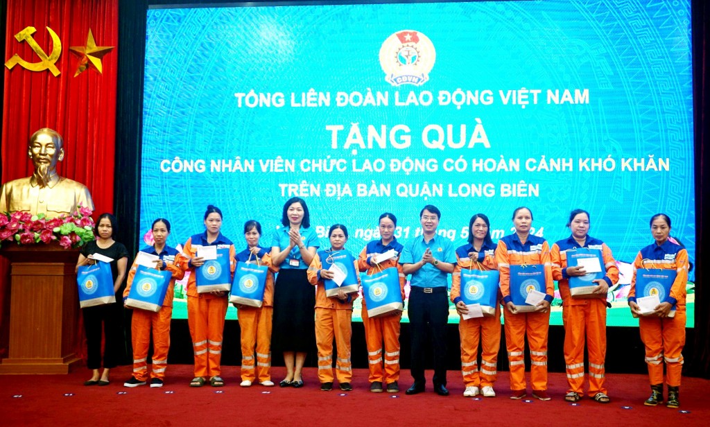 Lãnh đạo Tổng LĐLĐ Việt Nam thăm, tặng quà đoàn viên Công đoàn quận Long Biên