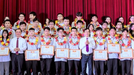 Thành phố Vinh tuyên dương giáo viên và học sinh đạt thành tích cao
