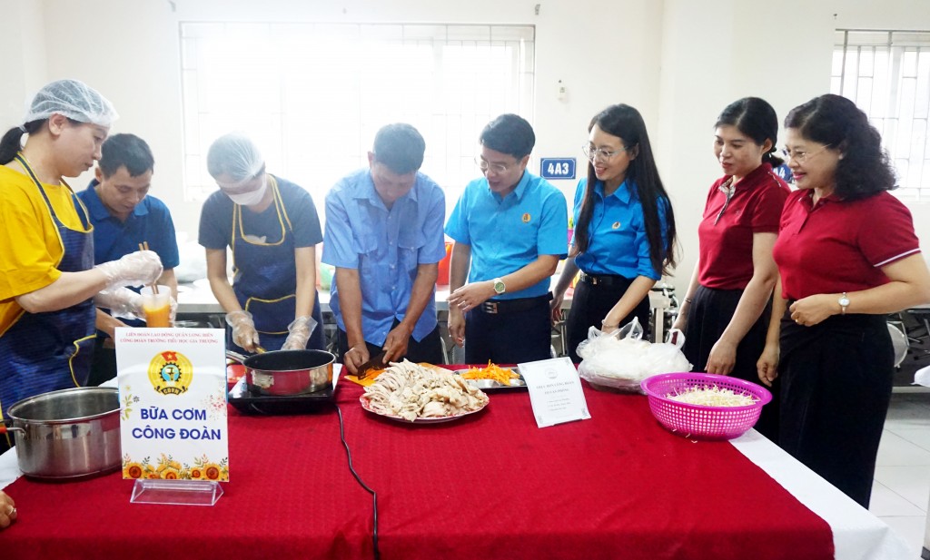 Sôi nổi Hội thi nấu ăn “Bữa cơm Công đoàn” trong đoàn viên Trường Tiểu học Gia Thượng