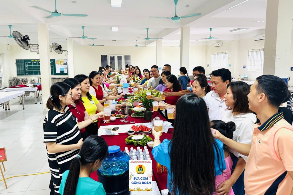 Sôi nổi Hội thi nấu ăn “Bữa cơm Công đoàn” trong đoàn viên Trường Tiểu học Gia Thượng