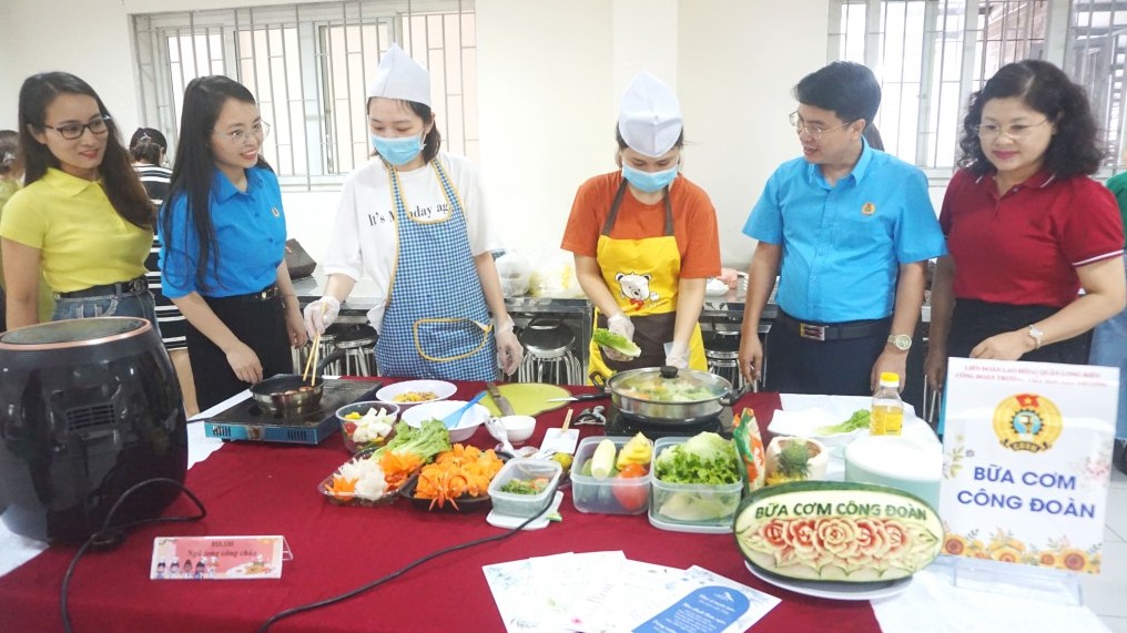 Sôi nổi Hội thi nấu ăn “Bữa cơm Công đoàn” trong đoàn viên Trường Tiểu học Gia Thượng