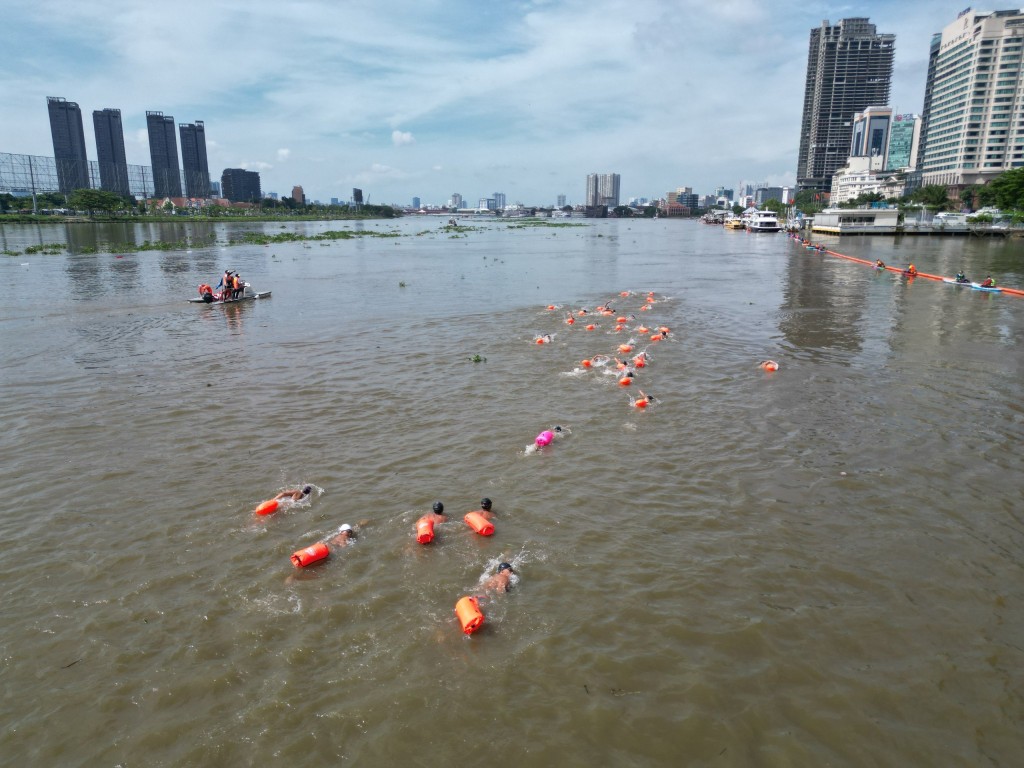 Người dân đội nắng xem giải bơi Lễ hội sông nước TP.HCM