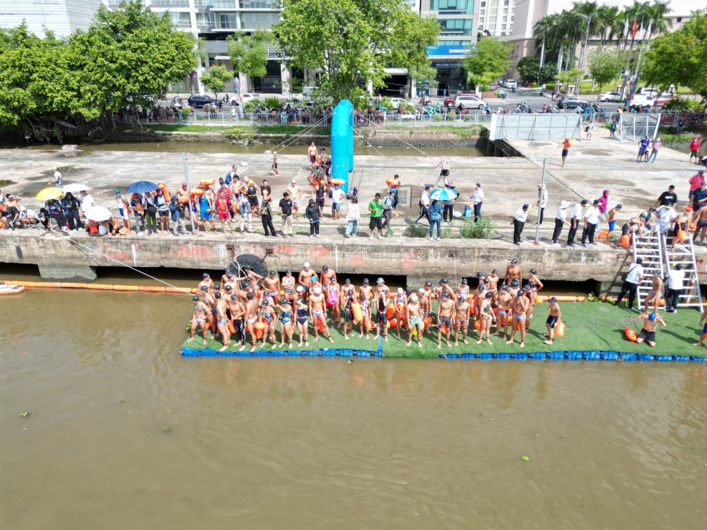Người dân đội nắng xem giải bơi Lễ hội sông nước TP.HCM