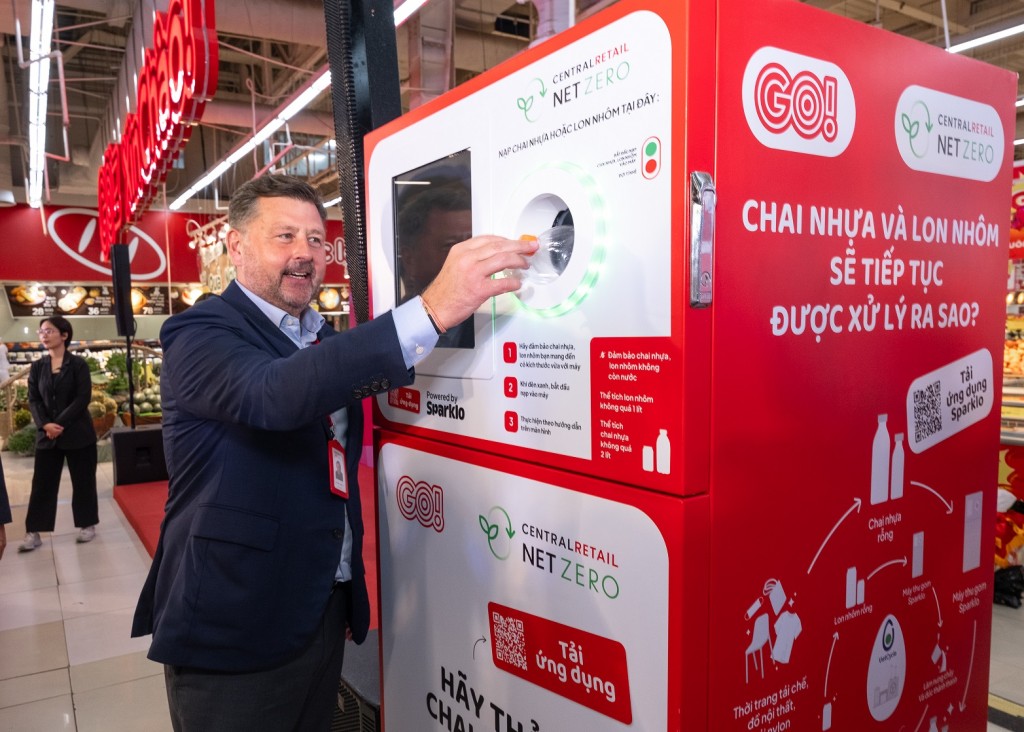 Olivier Langlet, Tổng Giám đốc Điều hành Tập đoàn Central Retail tại Việt Nam trải nghiệm máy thu gom rác thải tái chế