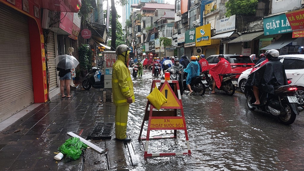 Hà Nội: Mưa lớn gây ngập úng, công nhân thoát nước căng mình ứng trực