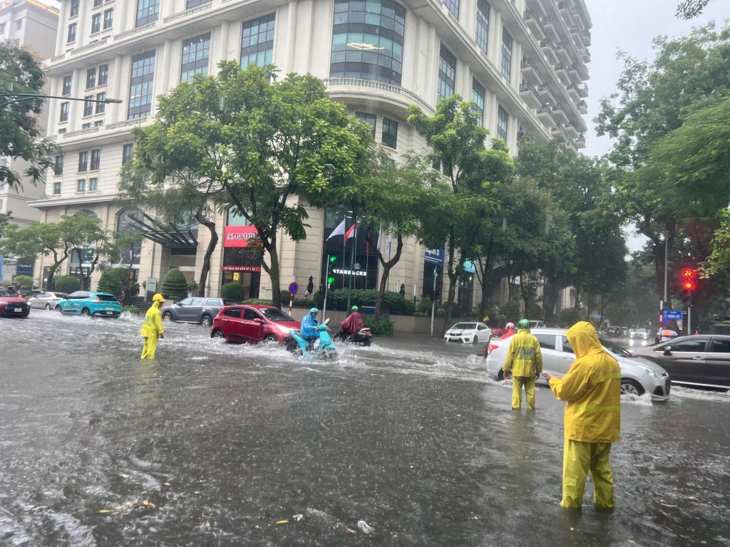 Dự báo thời tiết Hà Nội hôm nay: Tiếp tục mưa to và dông