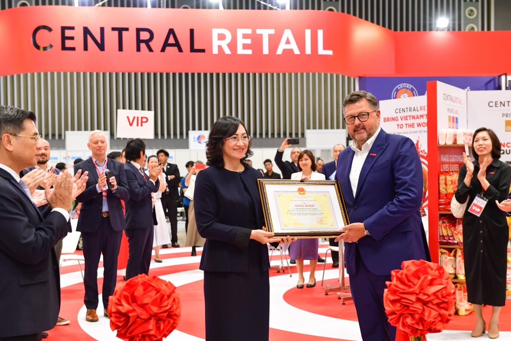 Thứ trưởng Bộ Công Thương Phan Thị Thắng tặng Bằng khen cho đại diện Central Retail
