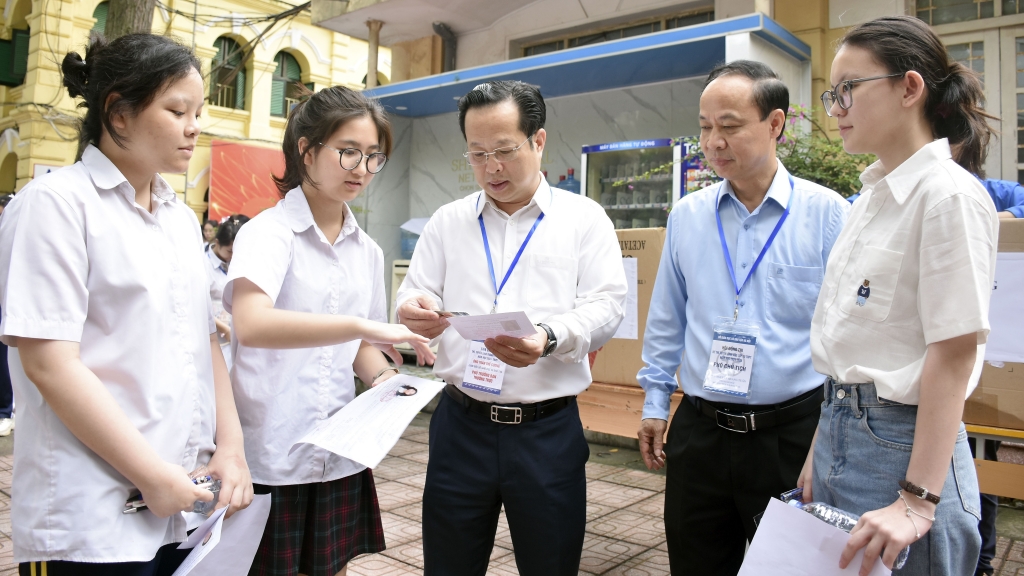 Gần 106.000 thí sinh Hà Nội bước vào môn thi đầu tiên của kỳ thi tuyển sinh vào lớp 10