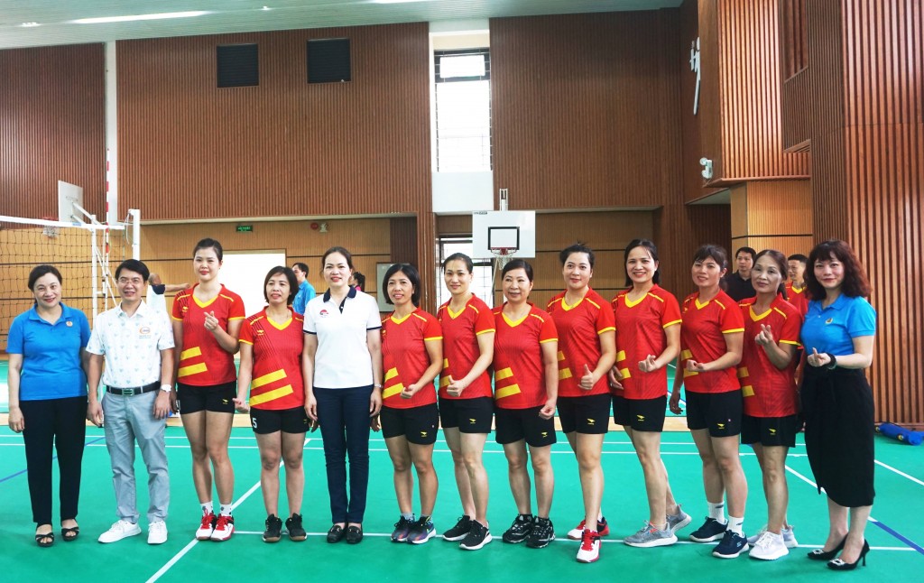 Những hình ảnh đẹp tại Giải bóng chuyền hơi nữ Cụm Công đoàn khối phối quản quận Long Biên