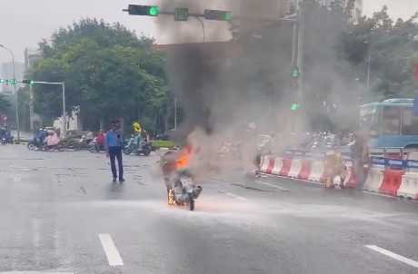Xe máy bốc cháy dữ dội tại ngã tư Xuân Thủy - Phạm Hùng