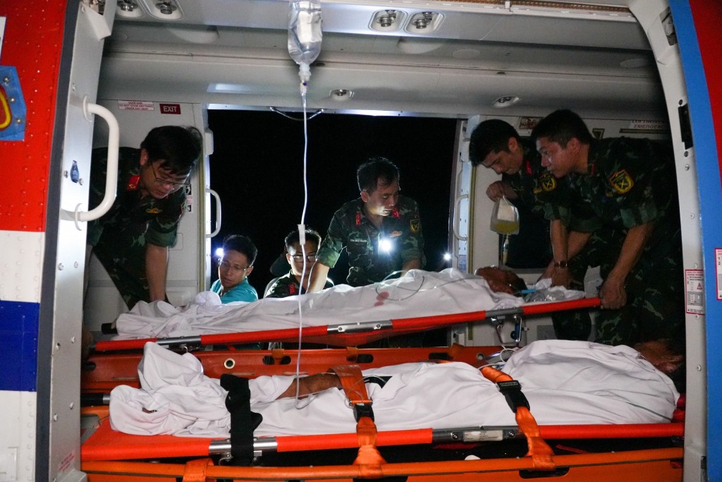 Trực thăng đưa 2 bệnh nhân từ quần đảo Trường Sa về đất liền cấp cứu