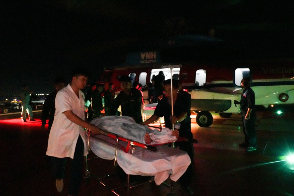Trực thăng đưa 2 bệnh nhân từ quần đảo Trường Sa về đất liền cấp cứu