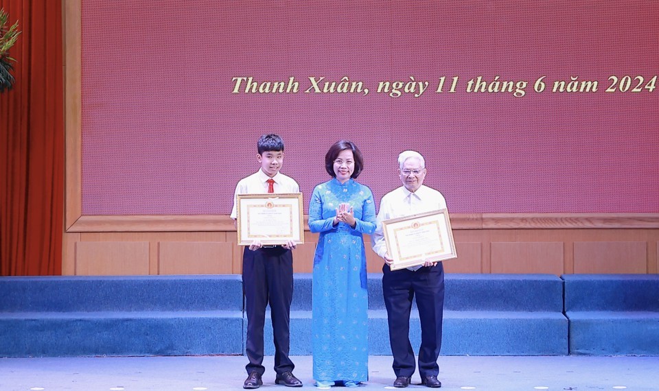 Quận Thanh Xuân: Khen thưởng 55 tập thể, cá nhân Cuộc thi chính luận bảo vệ nền tảng tư tưởng của Đảng