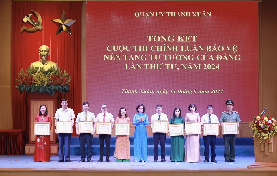 Quận Thanh Xuân: Khen thưởng 55 tập thể, cá nhân Cuộc thi chính luận bảo vệ nền tảng tư tưởng của Đảng