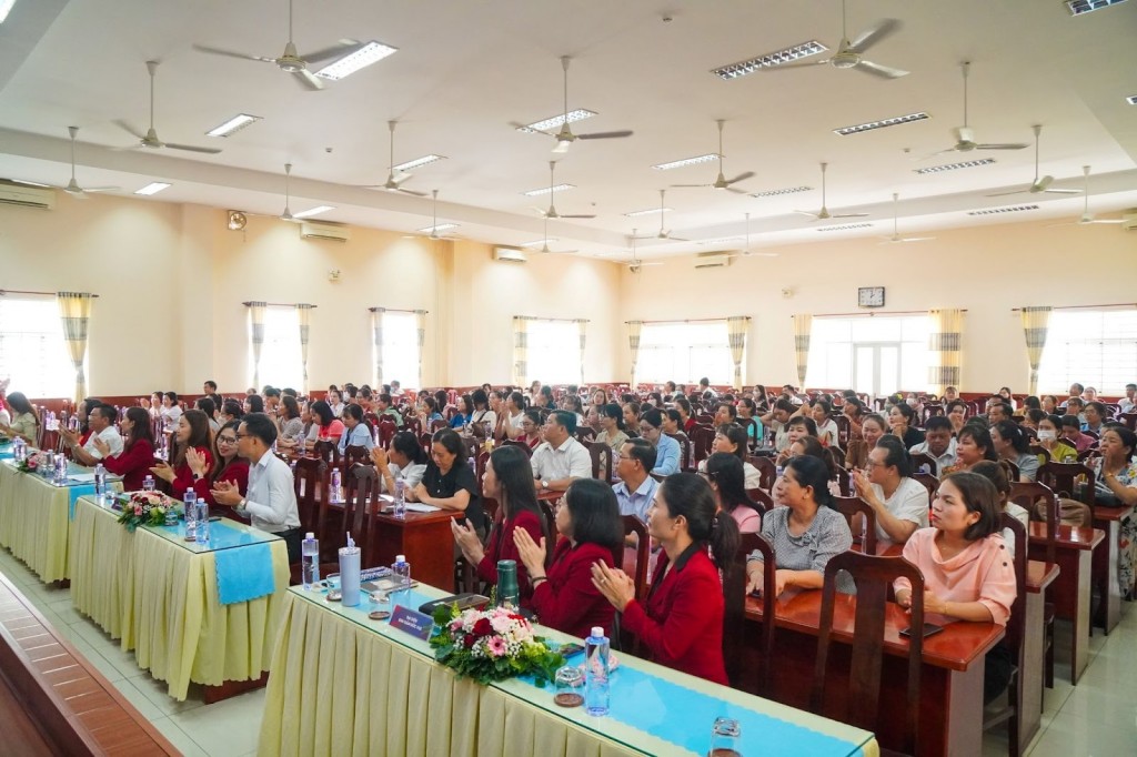 Lễ khai giảng với sự tham dự của ban lãnh đạo huyện Bình Chánh, Ban Giám hiệu nhà trường, đại diện VUS và 147 giáo viên tham gia chương trình học. 