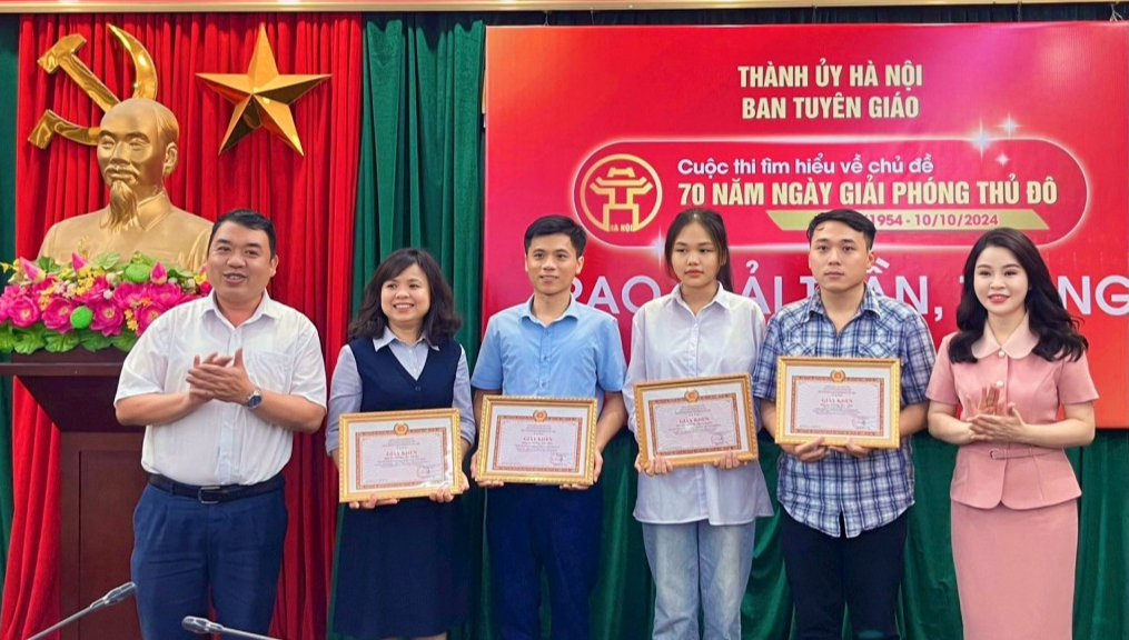 Bí thư Thành đoàn Hà Nội Chu Hồng Minh và Phó Trưởng ban Tuyên giáo Thành ủy Hà Nội Đào Xuân Dũng trao giải cho các thí sinh đoạt giải giai đoạn 1