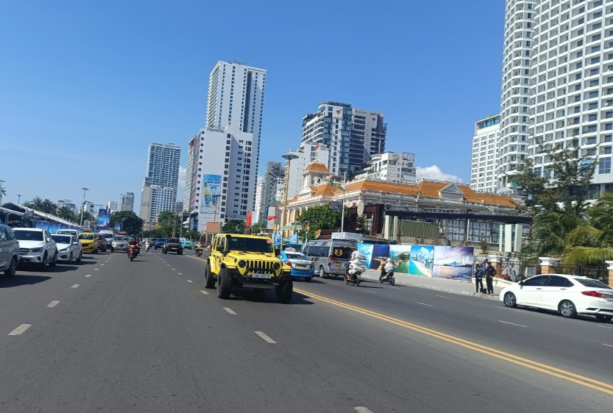 Du khách hào hứng xem dàn siêu xe diễu hành trên cung đường biển