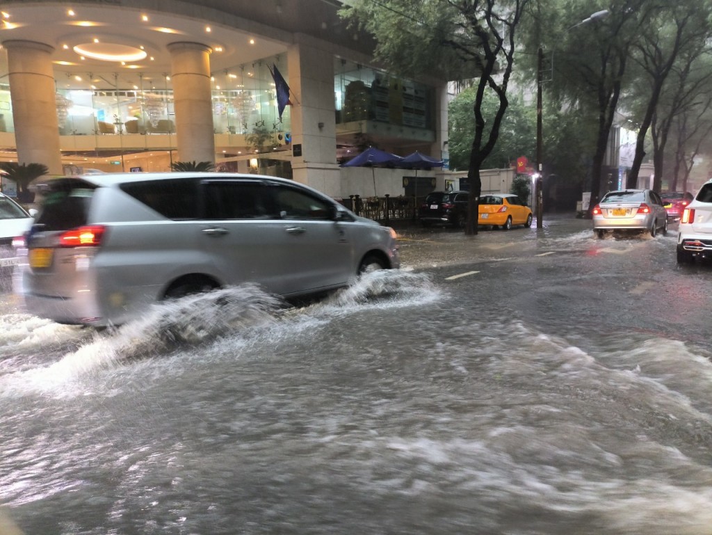 Thành phố Hồ Chí Minh: Xuất hiện mưa đá, cây xanh bật gốc