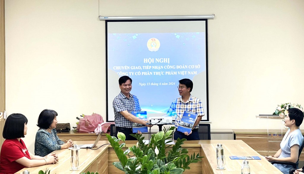 LĐLĐ quận Long Biên chuyển giao Công đoàn cơ sở về LĐLĐ huyện Gia Lâm