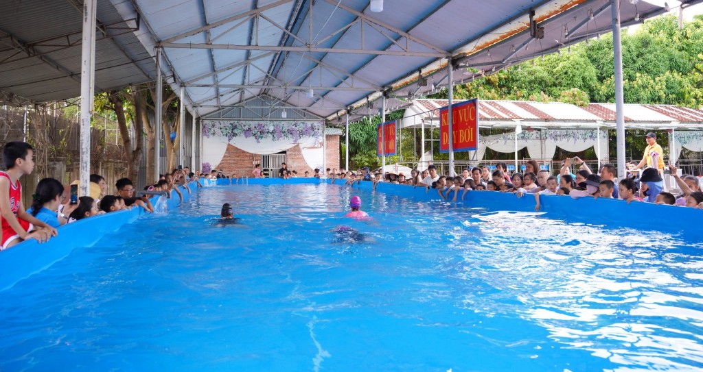 Tổ chức lớp học bơi cho con của đoàn viên tại Nhà Văn hoá Lao động tỉnh Nghệ An