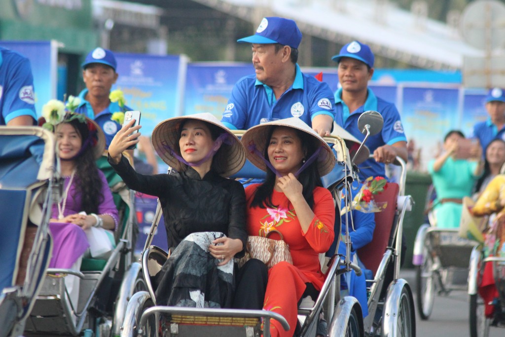 Đoàn diễu hành tại thành phố Nha Trang theo lộ trình từ Quảng trường 2/4 đi dọc theo đường Trần Phú đến Công viên Yến Phi, sau đó quay ngược lại đường Trần Phú và trở về Quảng trường 2/4. (Ảnh: Hương Thảo)