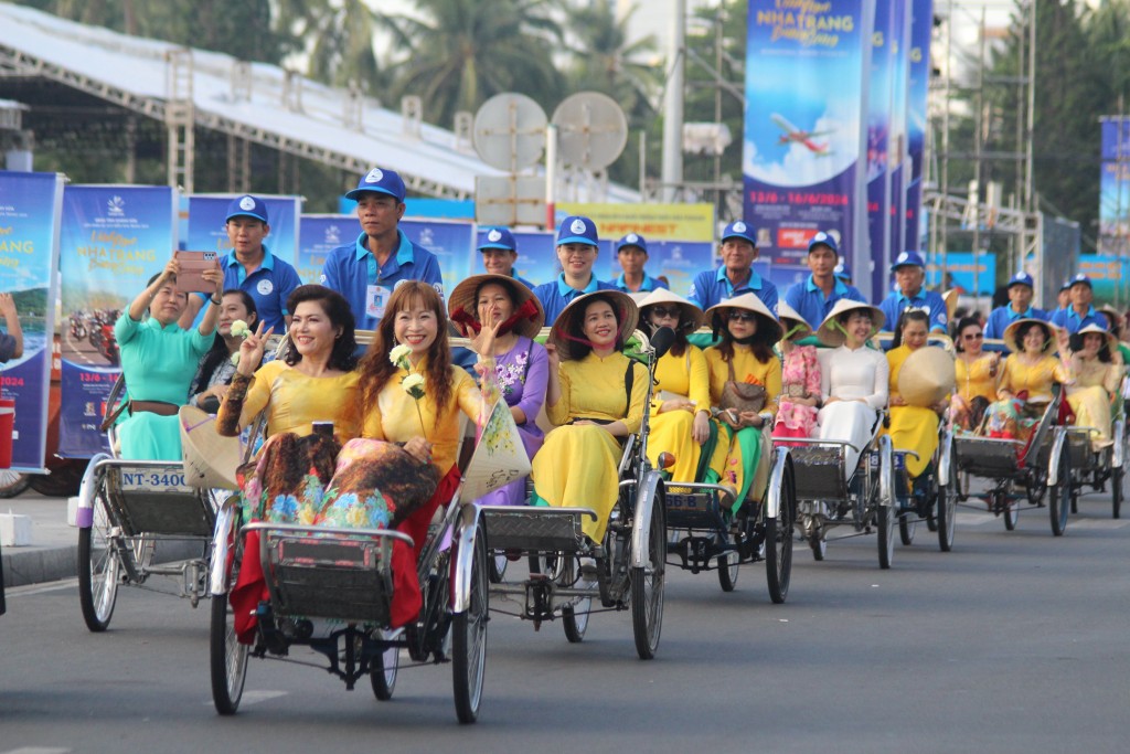 : Sự kiện này do Hội liên hiệp Phụ nữ tỉnh Khánh Hoà tổ chức với tên gọi “Áo dài phố biển Nha Trang” nằm trong khuôn khổ Liên hoan Du lịch Biển Nha Trang 2024.