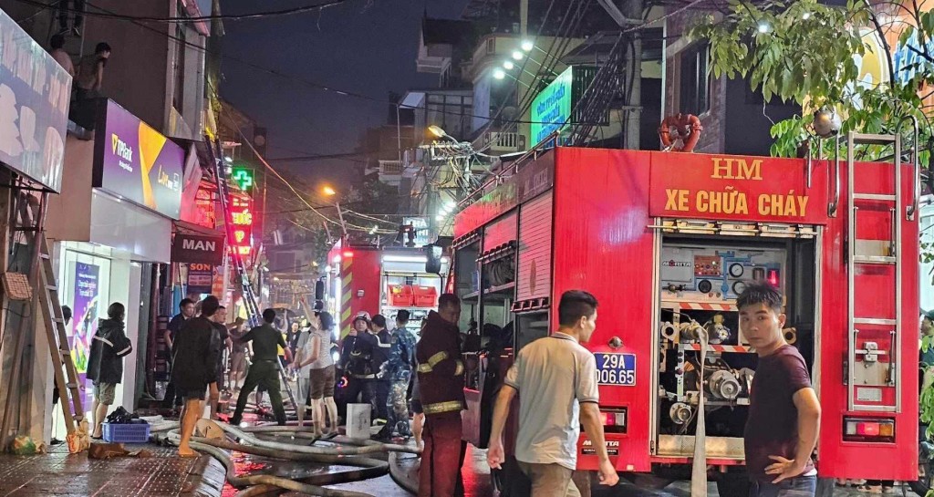 Cháy nhà 6 tầng trên phố Định Công Hạ