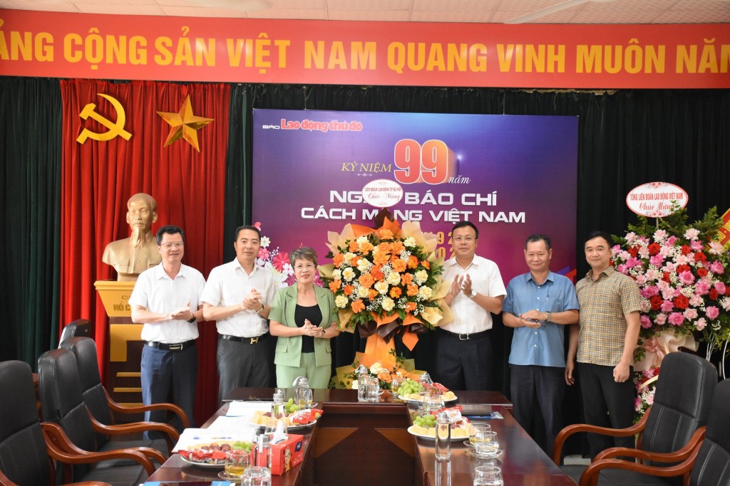 Lãnh đạo Tổng LĐLĐ Việt Nam, LĐLĐ thành phố Hà Nội thăm, chúc mừng Báo Lao động Thủ đô