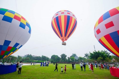 Du khách có thể du ngoạn trên khinh khí cầu khi đến Sơn Tây