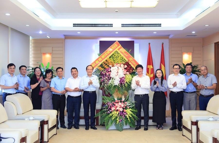 Chủ tịch HĐND Thành phố Nguyễn Ngọc Tuấn thăm, chúc mừng cơ quan báo chí và quản lý báo chí
