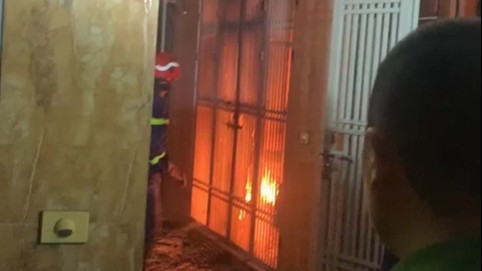 Cháy nhà dân trong đêm ở quận Hà Đông