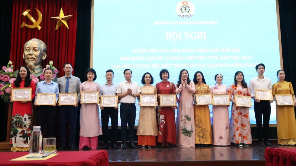 Phát huy vai trò nữ CNVCLĐ trong phong trào thi đua “Giỏi việc nước, đảm việc nhà”