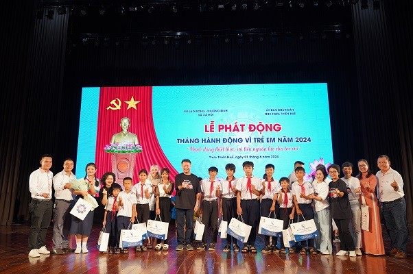 Đại diện Home Credit Việt Nam trao tặng học bổng cho các em học sinh có hoàn cảnh khó khăn tại Huế