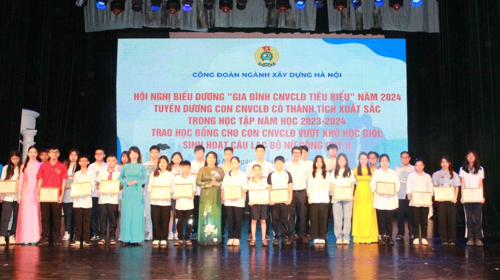 Công đoàn ngành Xây dựng Hà Nội biểu dương 95 gia đình CNVCLĐ tiêu biểu năm 2024
