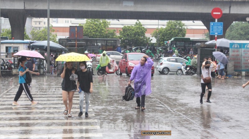 Thời tiết ngày 27/6: Hà Nội cục bộ mưa dông, thời tiết mát mẻ