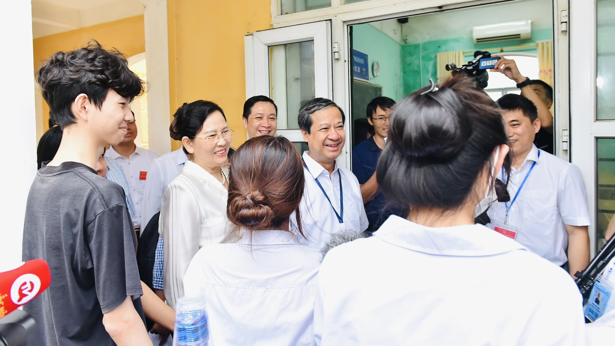 Bộ trưởng Nguyễn Kim Sơn động viên thí sinh, giáo viên trước kỳ thi tốt nghiệp THPT
