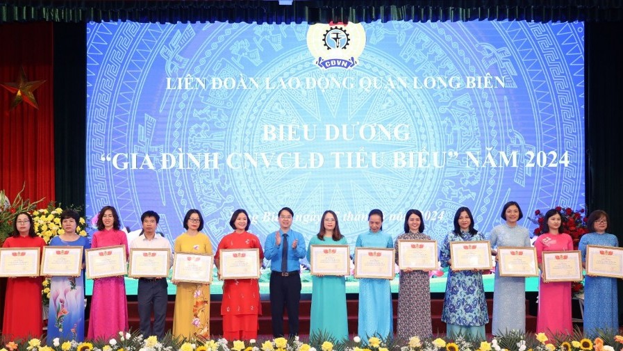LĐLĐ quận Long Biên: Biểu dương 128 cá nhân "Giỏi việc nước - Đảm việc nhà" và 124 gia đình CNVCLĐ tiêu biểu