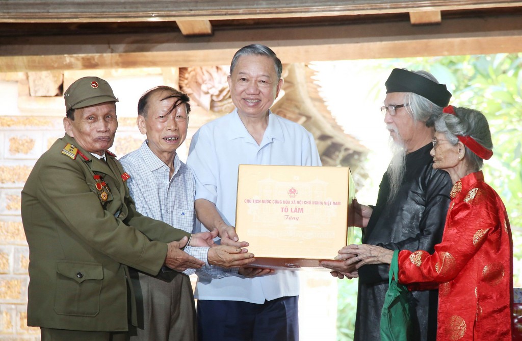 Chủ tịch nước Tô Lâm thăm, tặng quà các gia đình chính sách ở xã Đường Lâm