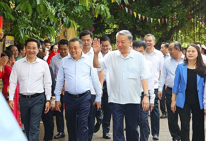 Chủ tịch nước Tô Lâm thăm, tặng quà các gia đình chính sách ở xã Đường Lâm