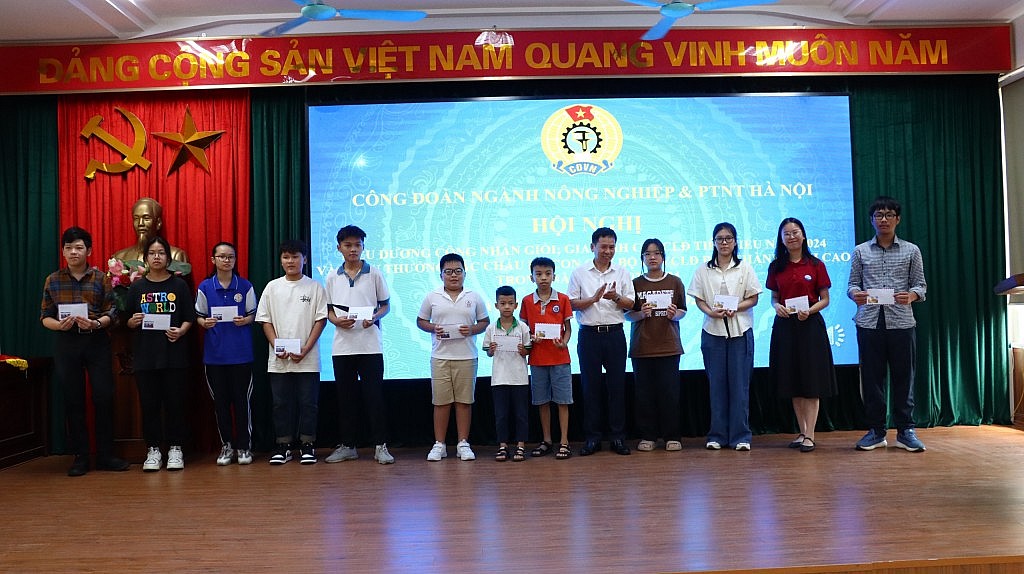 Công đoàn ngành NN&PTNT Hà Nội biểu dương 48 gia đình CNVCLĐ tiêu biểu