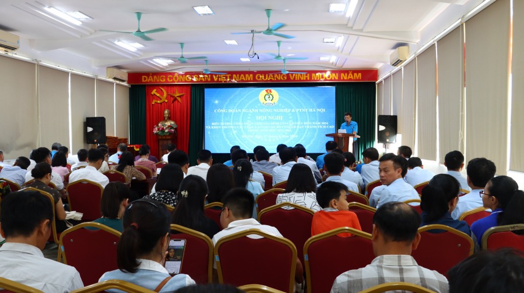 Công đoàn ngành NN&PTNT Hà Nội biểu dương 48 gia đình CNVCLĐ tiêu biểu