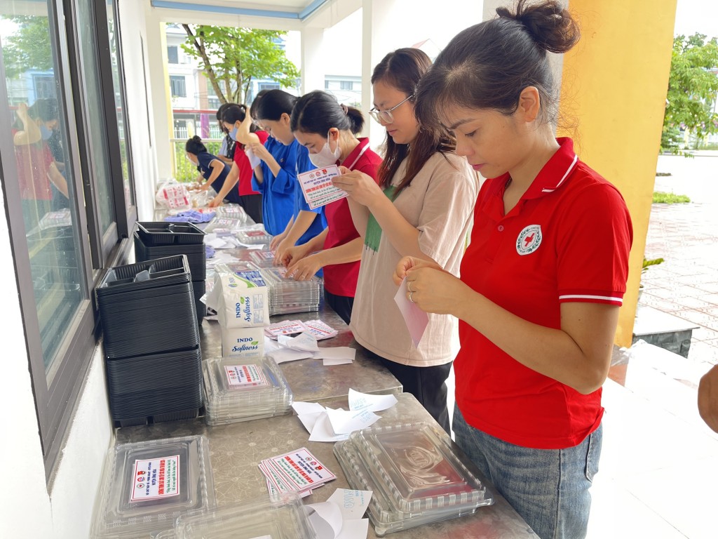 Huyện Ứng Hòa (Hà Nội): Trao tặng hàng nghìn suất ăn cho học sinh thi tốt nghiệp THPT