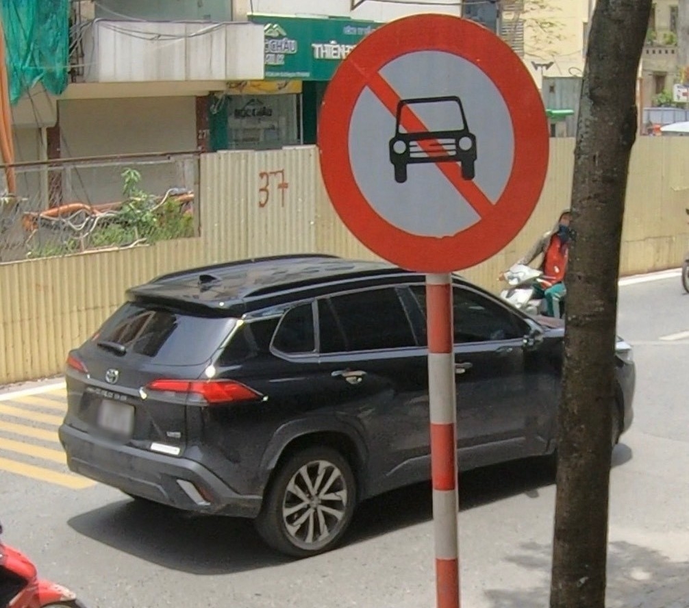 Xử phạt tài xế đi vào đường cấm, bỏ chạy khi gặp Cảnh sát giao thông