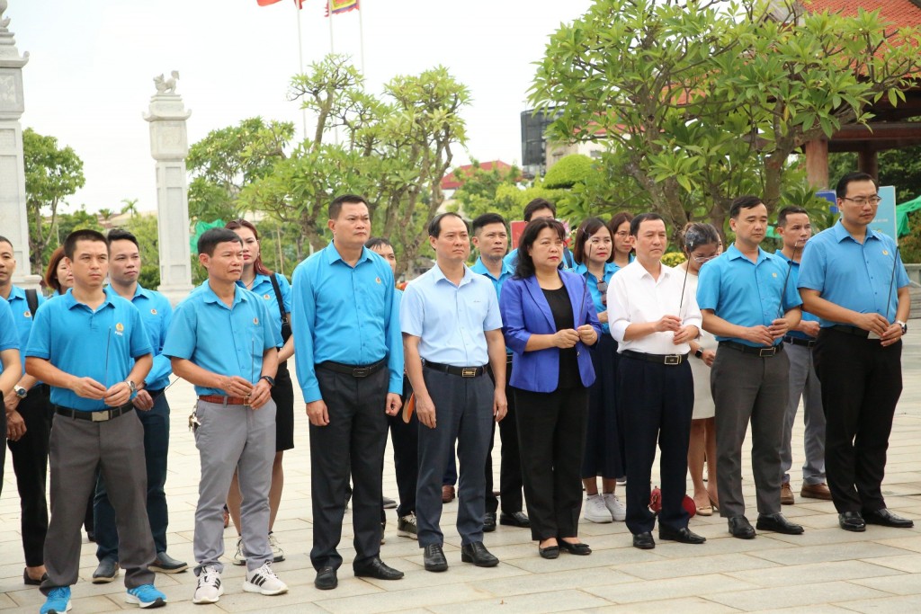 Chủ tịch Công đoàn cơ sở tiêu biểu dâng hương đồng chí Nguyễn Đức Cảnh